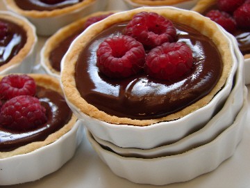 Tartelettes au chocolat noir et aux framboises Tartelettes au chocolat noir et aux framboises